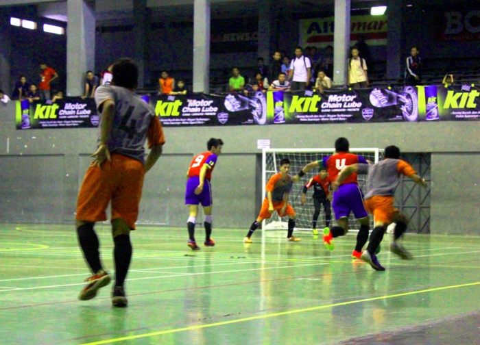 Solo - Kedua tim peserta pertandingan Futsal tinkat nasional Kit Futsalimo sedang berebut bola, Sabtu (28/9). Pertandinan Futsal Kit Futsalimo digelar 25-28 September di GOR Manahan Solo dan di ikuti 36 dari kategori SMA, Peruruan Tinggi dan Umum. | HARIANSOLO – Surya Adhi